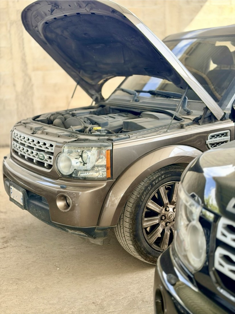 Motor de Land Rover Discovery con el capó abierto