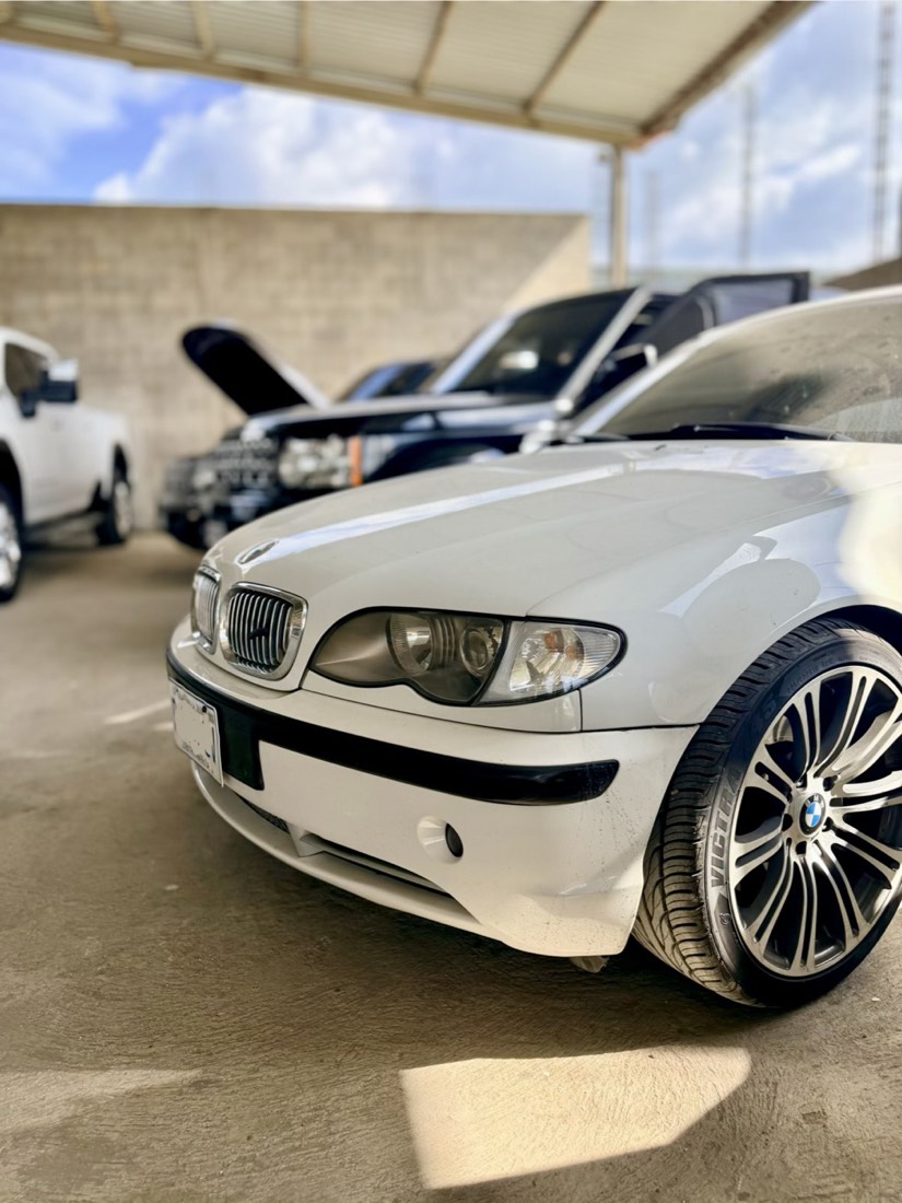 BMW Serie 3 blanco en el patio del centro de servicio